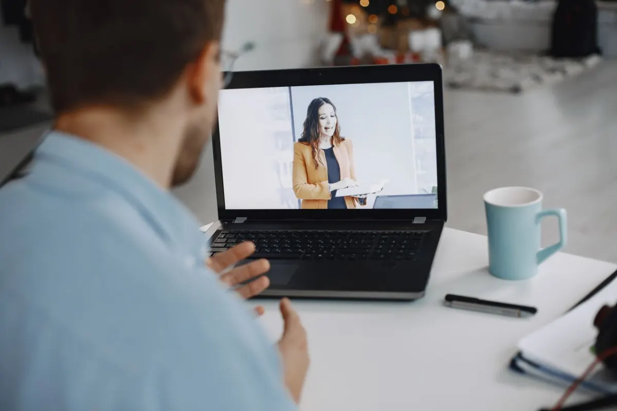 Colaborador en videollamada desde casa, ejemplo de un equipo remoto al que hay que hacerle llegar el regalo de Navidad
