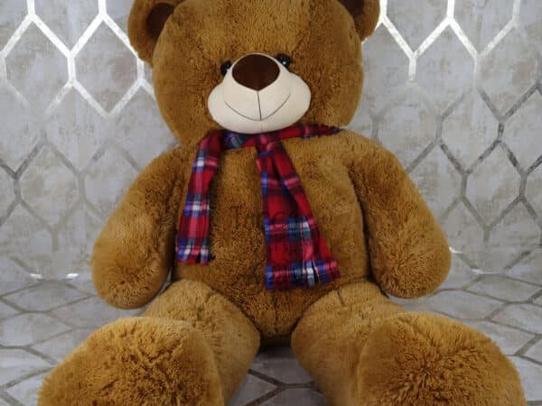 Oso de peluche café con bufanda a cuadros